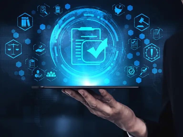 Mão segurando um tablet que projeta digitalmente ícones relacionados à conformidade, incluindo um documento com um checklist no centro, rodeado por símbolos de justiça, segurança e regulamentação, em tons de azul